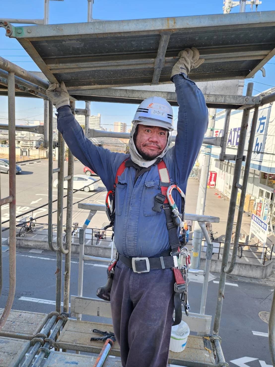 足場の上で作業する職人